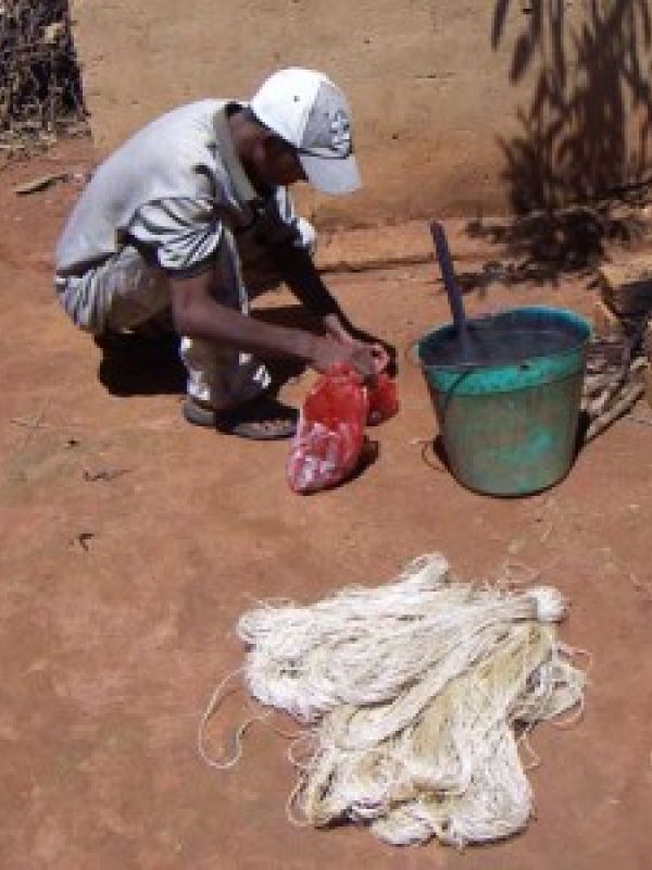 6. Dying is made with dyes safe for health and environment. If the water is hot enough, a few minutes are enough for the sisal fibres to absorb the colour.
