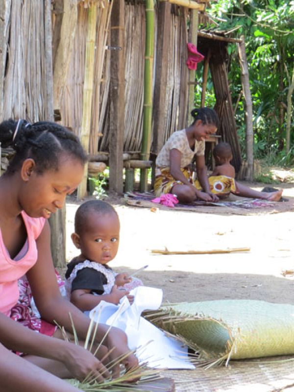 Fläthantverket ger omtalat många kvinnor på Madagaskars östkust möjlighet till kontantinkomster som kompletteras självhushållningsekonomin.