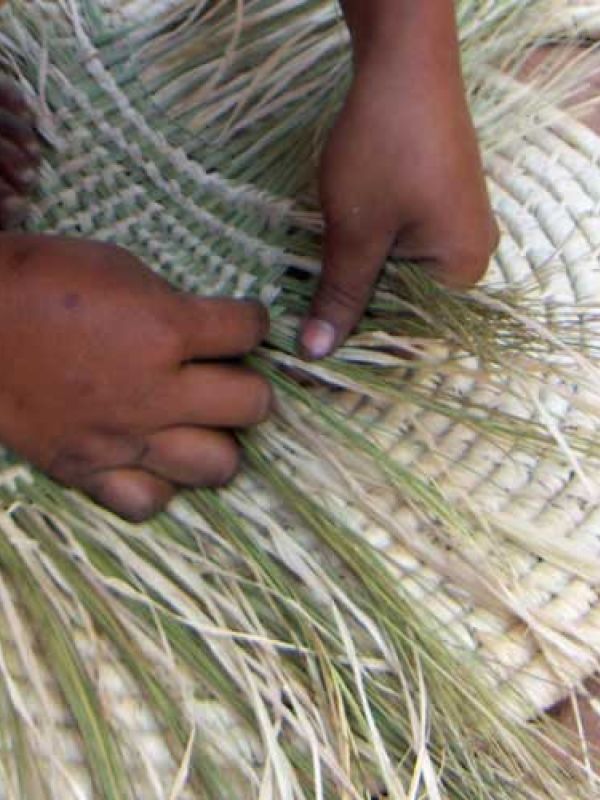 10. Rariboka-plaiting close-up. The combination of naturegreen Haravola grass and the naturewhite raffiapalmleaves gives a very beautiful structure to the surface of the basket. Also colour, pattern – and wearing qualities. 
