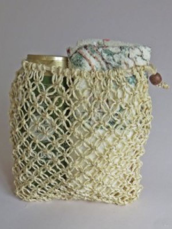Spa-bag av naturvit makramé-knuten sisal. Klicka på fotot för att finna den i La Maison Afrique FAIR TRADE assortment.